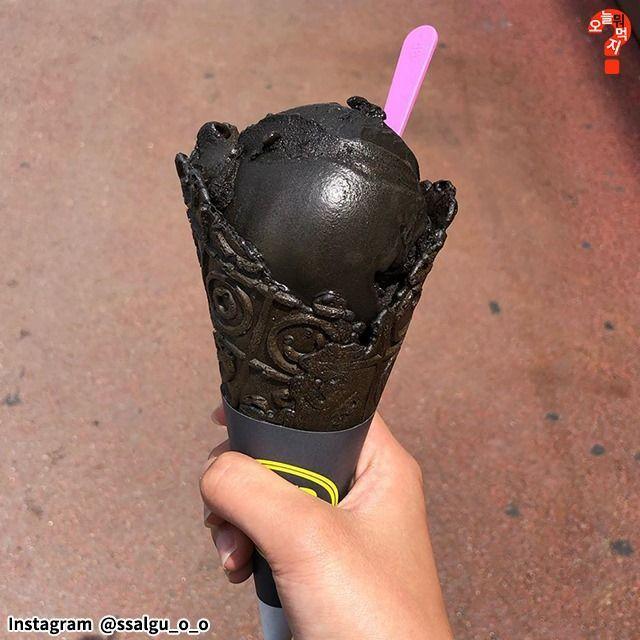 黑色冰淇淋和黑色甜筒，韓國現代奇異冰淇淋設計，獨特味道的甜品毛細管享受。